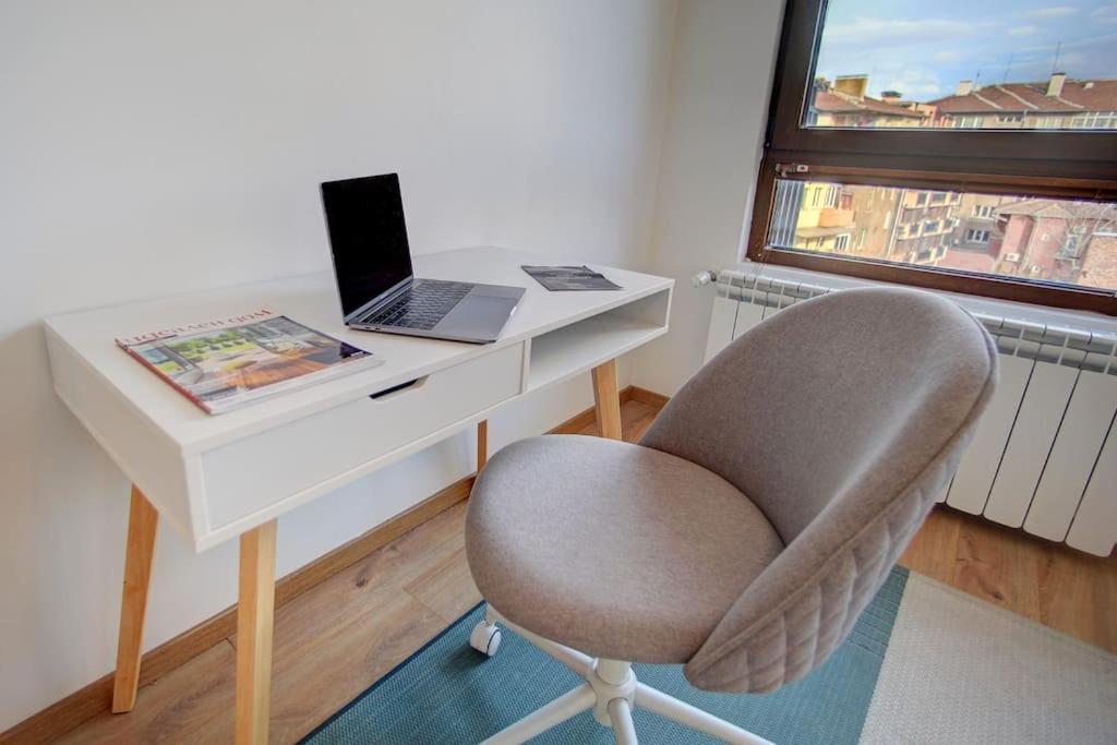 Spacious Home Office With Secure Garage In Szófia Kültér fotó