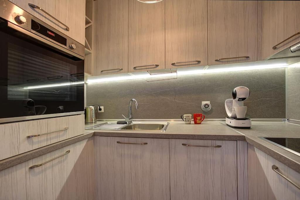 Spacious Home Office With Secure Garage In Szófia Kültér fotó
